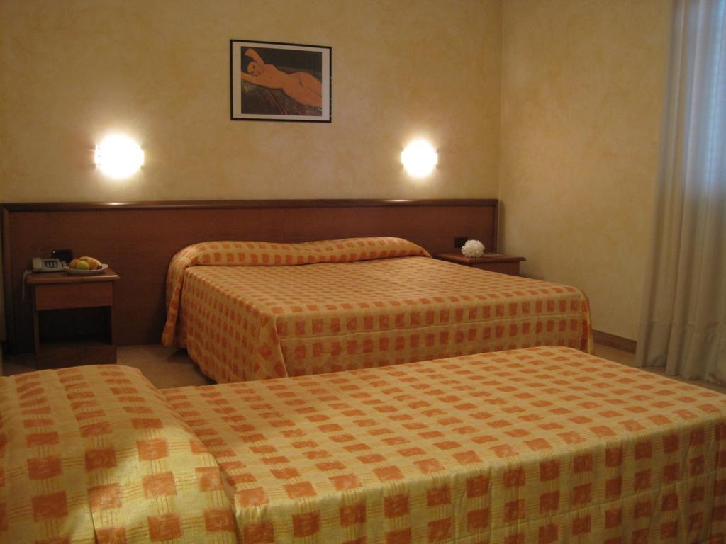 Hotel Italia Carmagnola Habitación foto