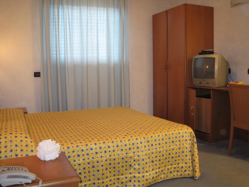 Hotel Italia Carmagnola Habitación foto
